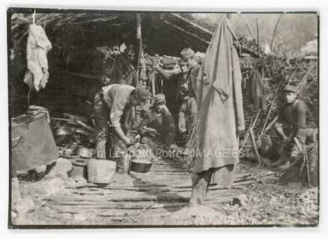Soldats français près d'un abri
